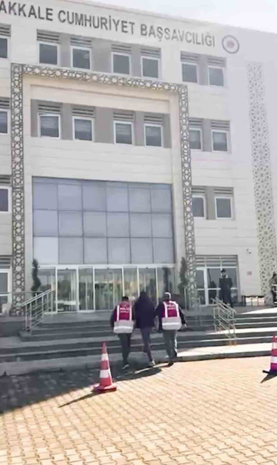 canakkalede gocmen kacakciligi operasyonu 3 organizator ve 16 kacak gocmen yakalandi 1 sXginAvj