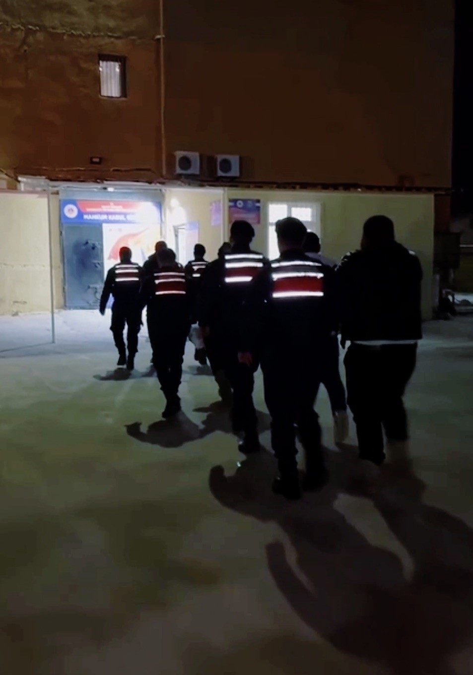 Çanakkale’de göçmen kaçakçılığı operasyonu: 4 organizatör ve 25 kaçak göçmen yakalandı 4 canakkalede gocmen kacakciligi operasyonu 4 organizator ve 25 kacak gocmen yakalandi 0