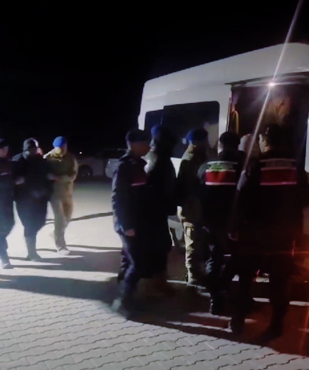 Çanakkale’de göçmen kaçakçılığı operasyonu: 4 organizatör ve 25 kaçak göçmen yakalandı 5 canakkalede gocmen kacakciligi operasyonu 4 organizator ve 25 kacak gocmen yakalandi 1 HpgQeXG6