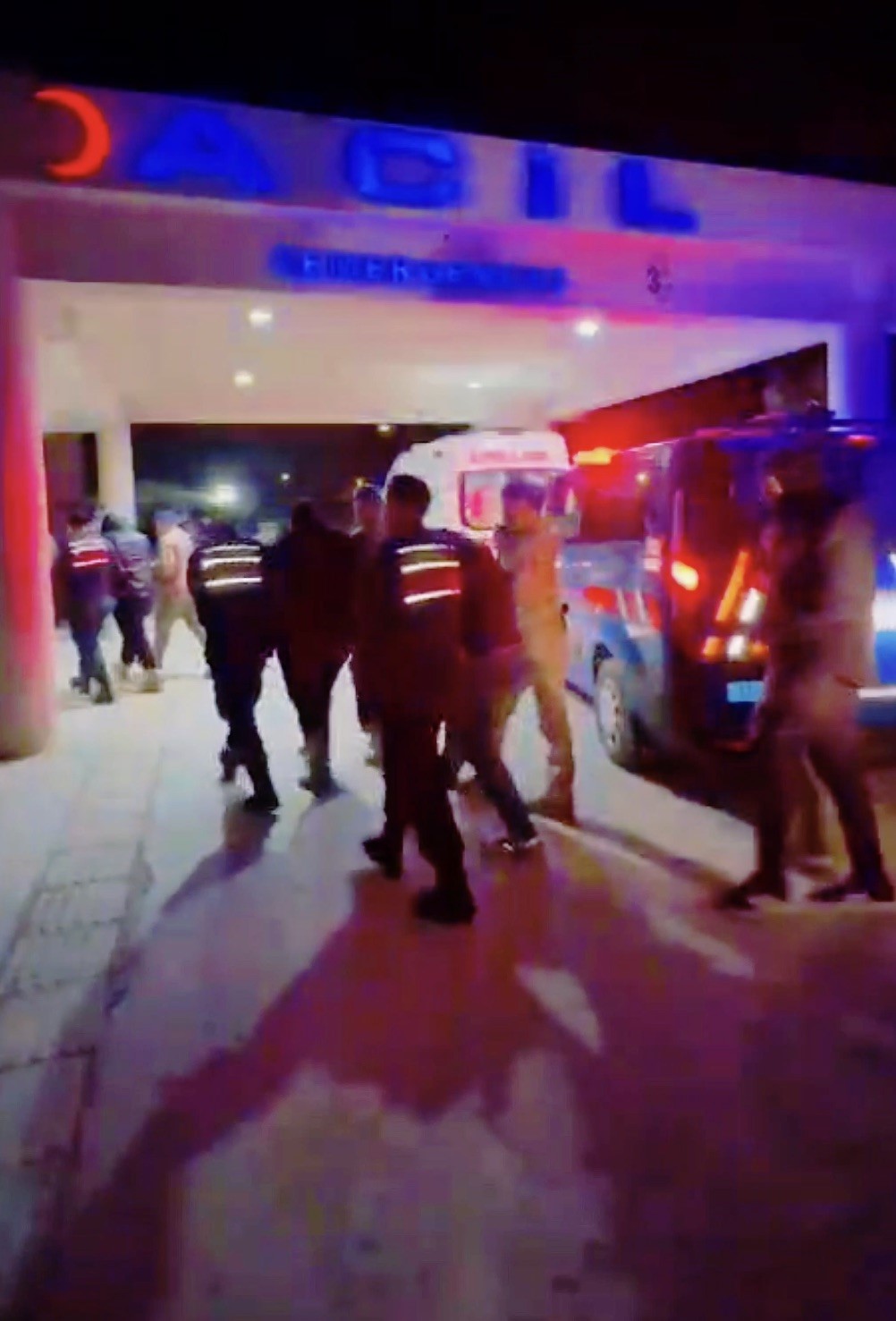 Çanakkale’de göçmen kaçakçılığı operasyonu: 4 organizatör ve 25 kaçak göçmen yakalandı 6 canakkalede gocmen kacakciligi operasyonu 4 organizator ve 25 kacak gocmen yakalandi 2 5c8j85Fl