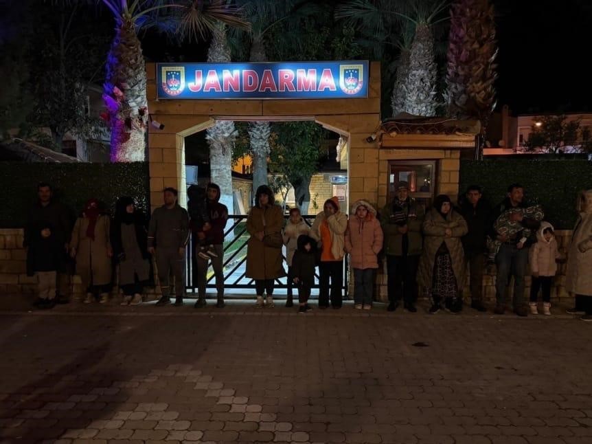 canakkalede gocmen kacakciligi operasyonu 6 organizator ve 105 kacak gocmen yakalandi 0 PU1WM2Pc