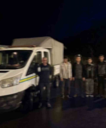 canakkalede-gocmen-kacakciligi-operasyonu-6-organizator-ve-56-kacak-gocmen-yakalandi-H8JTC9Bl.jpg