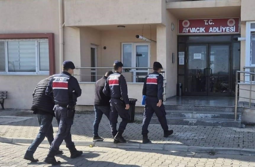 Çanakkale’de göçmen kaçakçılığı operasyonu; 9 organizatör, 3 şüpheli, 48 kaçak göçmen yakalandı 4 canakkalede gocmen kacakciligi operasyonu 9 organizator 3 supheli 48 kacak gocmen yakalandi 0