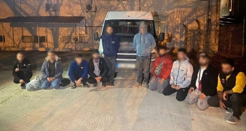 Çanakkale’de göçmen kaçakçılığı operasyonu; 9 organizatör, 3 şüpheli, 48 kaçak göçmen yakalandı 5 canakkalede gocmen kacakciligi operasyonu 9 organizator 3 supheli 48 kacak gocmen yakalandi 1 UVzbRDzM