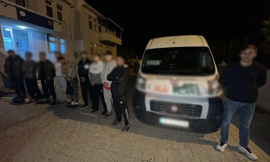 Çanakkale’de göçmen kaçakçılığı operasyonu; 9 organizatör, 3 şüpheli, 48 kaçak göçmen yakalandı 6 canakkalede gocmen kacakciligi operasyonu 9 organizator 3 supheli 48 kacak gocmen yakalandi 2 HDM2PlFL
