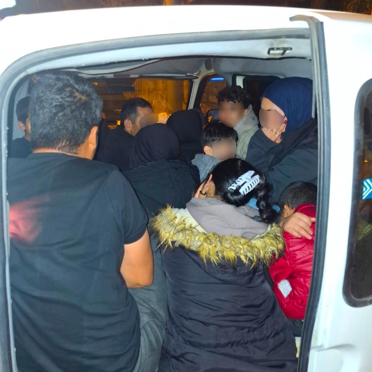 Çanakkale’de göçmen kaçakçılığı operasyonu; 9 organizatör, 3 şüpheli, 48 kaçak göçmen yakalandı 7 canakkalede gocmen kacakciligi operasyonu 9 organizator 3 supheli 48 kacak gocmen yakalandi 3 dNTEMIGy