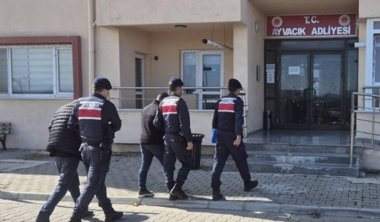 canakkalede-gocmen-kacakciligi-operasyonu-9-organizator-3-supheli-48-kacak-gocmen-yakalandi-T9aAEPlX.jpg