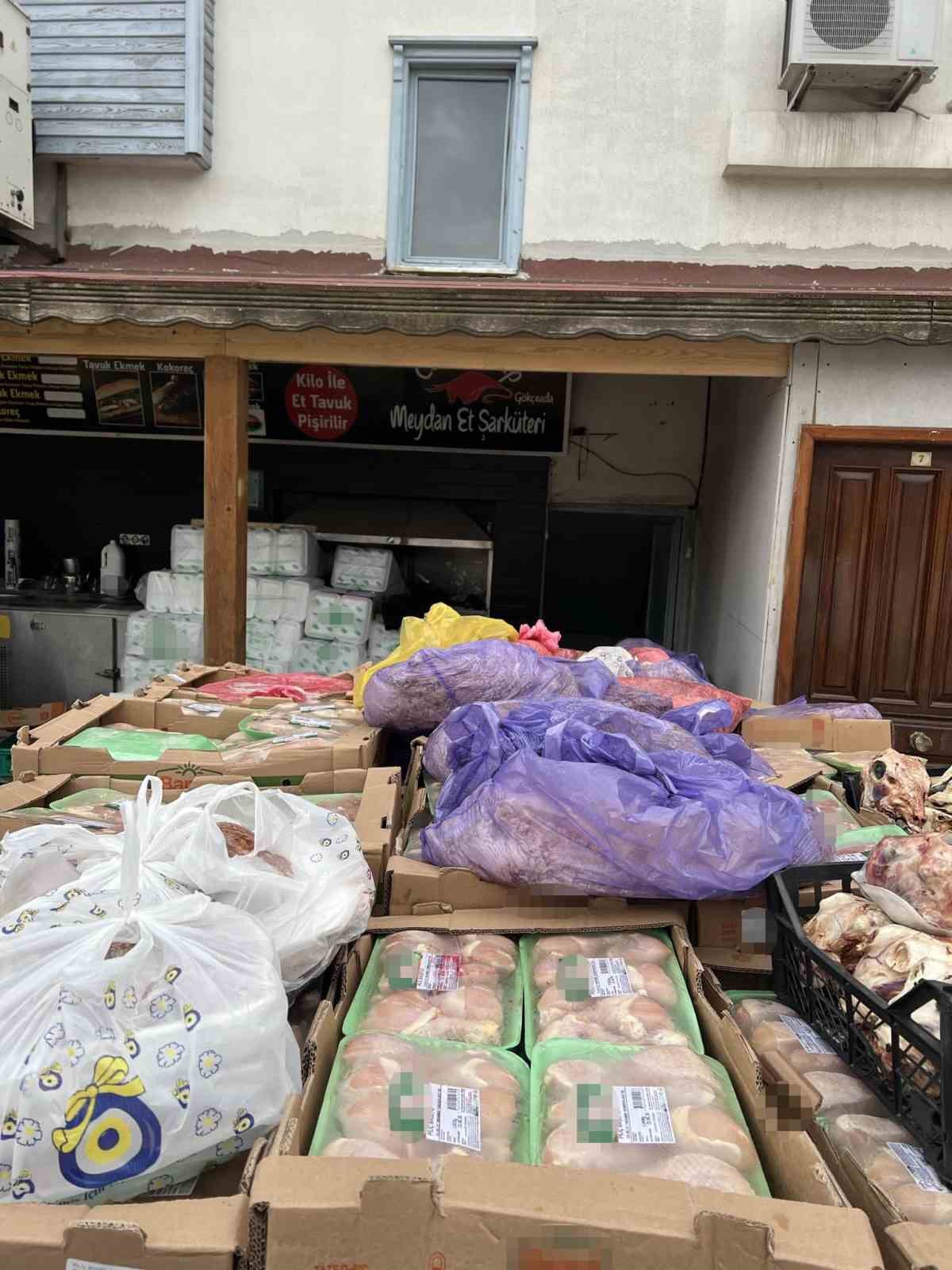canakkalede hijyenik olmayan sarkuteri isletmesinde el konulan urunler imha edildi 3 IF4VUUEL