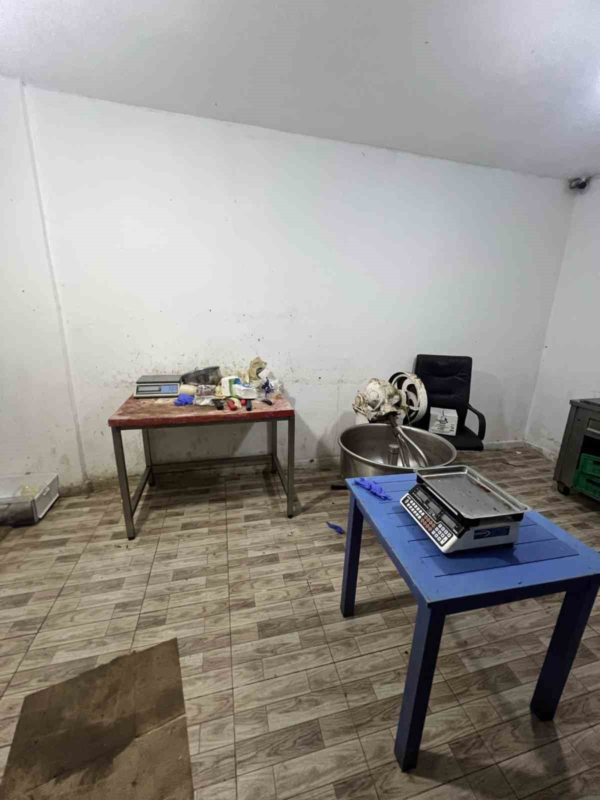 canakkalede hijyenik olmayan sarkuteri isletmesinde el konulan urunler imha edildi 4 j4YYAS2E