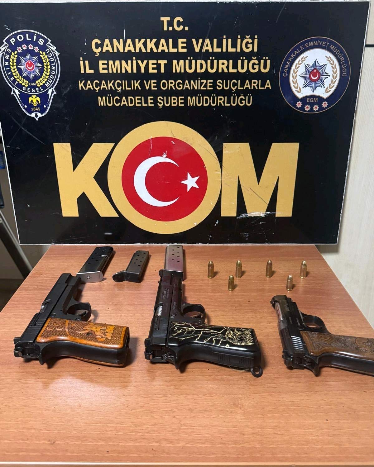 Çanakkale’de huzur uygulamalarında uyuşturucu ve göçmen kaçakçılığından 6 şüpheli tutuklandı 4 canakkalede huzur uygulamalarinda uyusturucu ve gocmen kacakciligindan 6 supheli tutuklandi 0 WMkypnOs