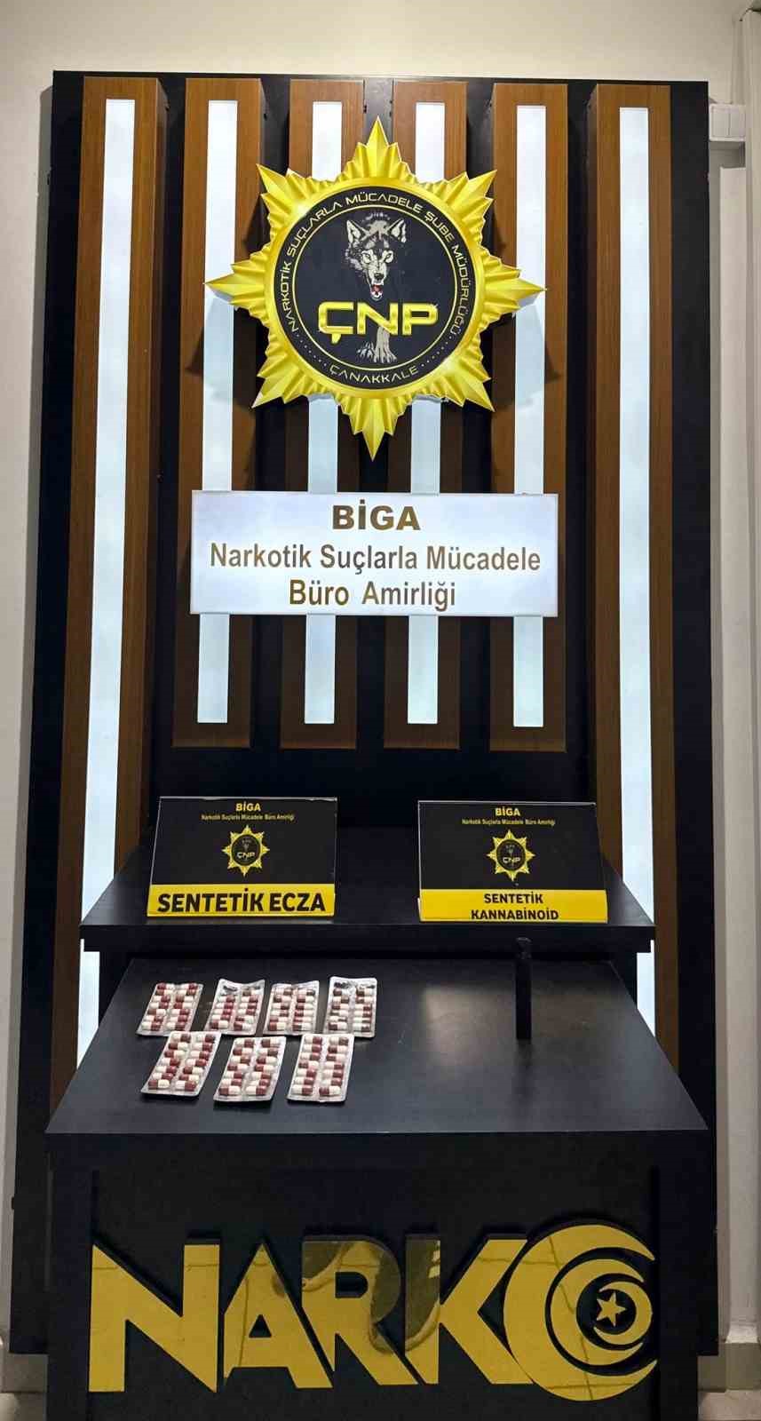 Çanakkale’de huzur uygulamalarında uyuşturucu ve göçmen kaçakçılığından 6 şüpheli tutuklandı 5 canakkalede huzur uygulamalarinda uyusturucu ve gocmen kacakciligindan 6 supheli tutuklandi 1 OsIp4GAj