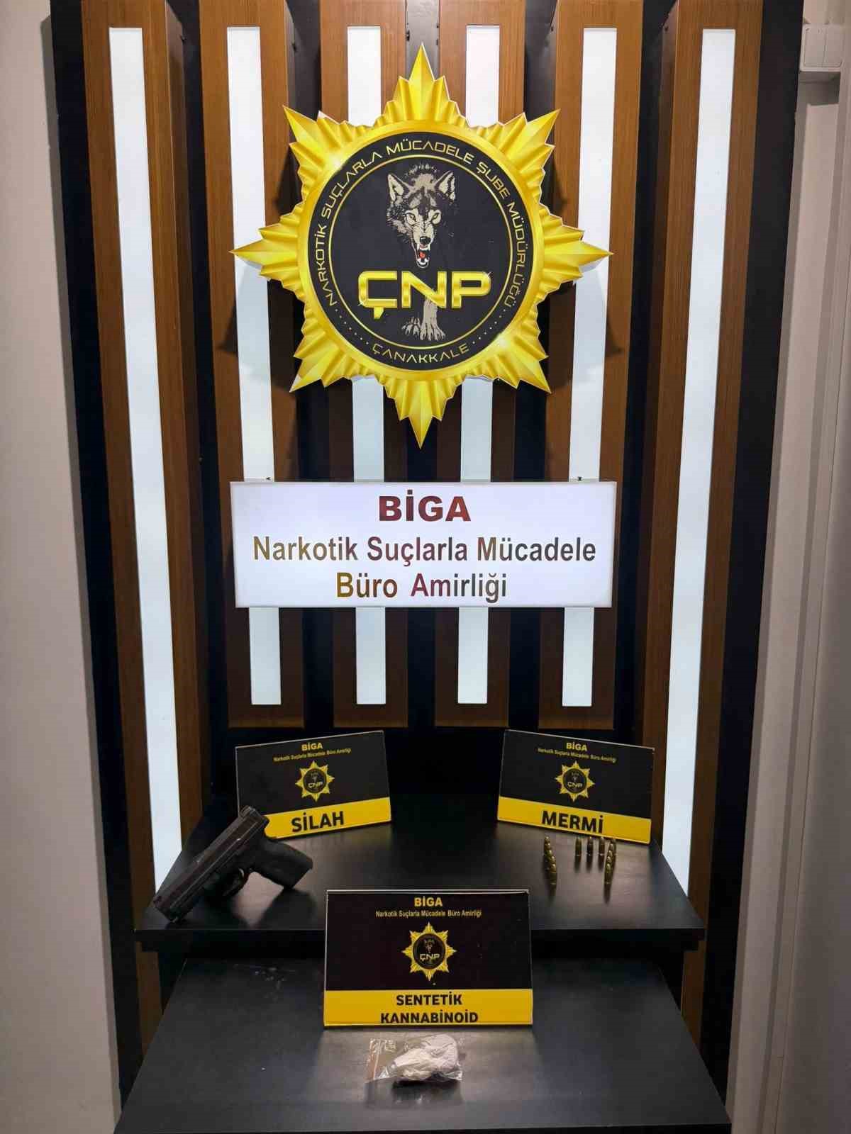 Çanakkale’de huzur uygulamalarında uyuşturucu ve göçmen kaçakçılığından 6 şüpheli tutuklandı 7 canakkalede huzur uygulamalarinda uyusturucu ve gocmen kacakciligindan 6 supheli tutuklandi 3 fwgj3fv7