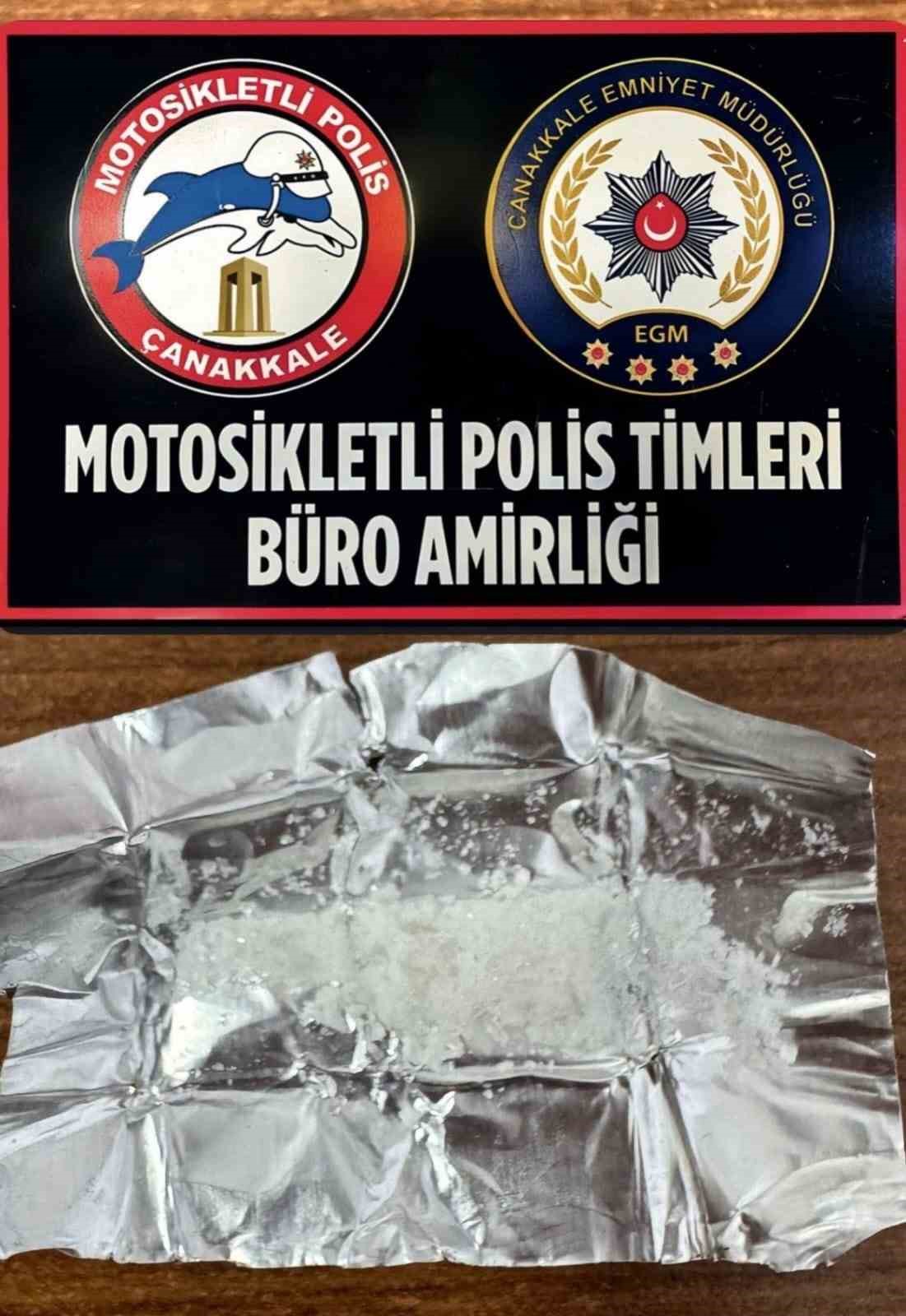Çanakkale’de huzur uygulamalarında uyuşturucu ve göçmen kaçakçılığından 6 şüpheli tutuklandı 8 canakkalede huzur uygulamalarinda uyusturucu ve gocmen kacakciligindan 6 supheli tutuklandi 4 JfbgpEB6