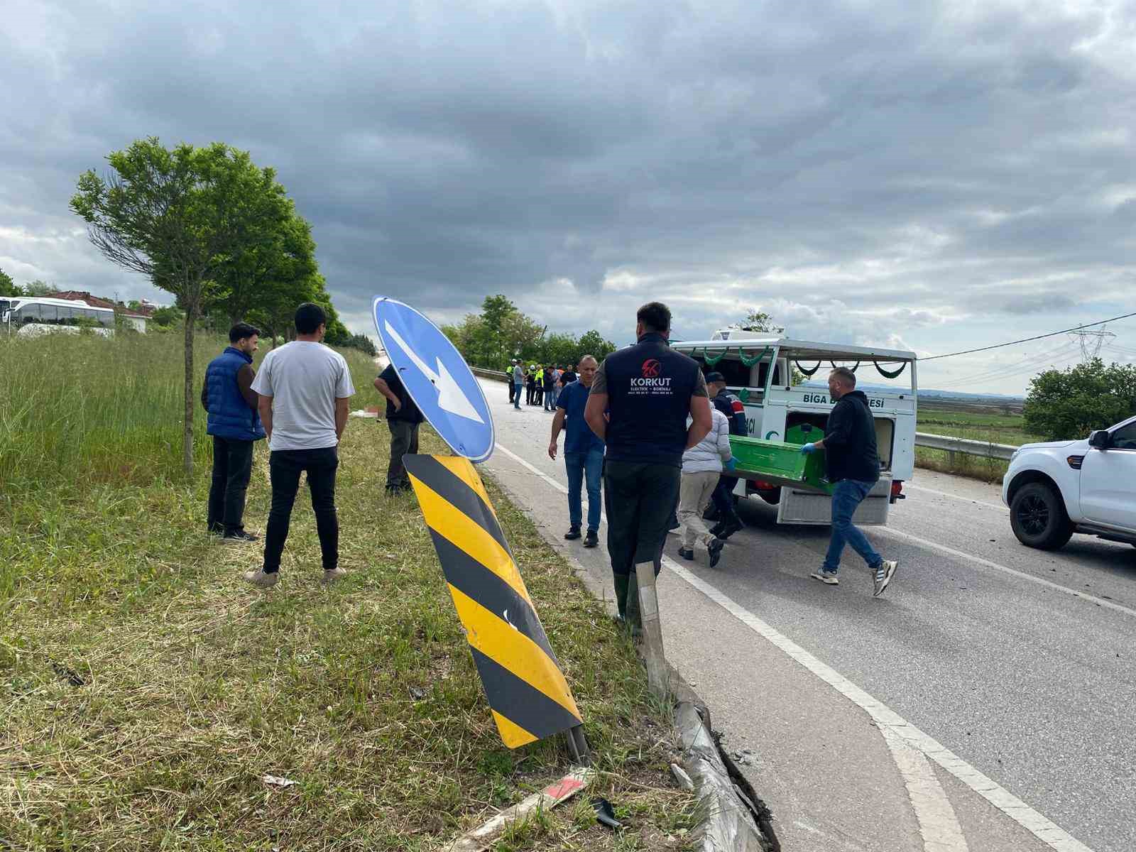 canakkalede iki otomobil carpisti 2 olu 3 yarali 0 kGk8WLn3