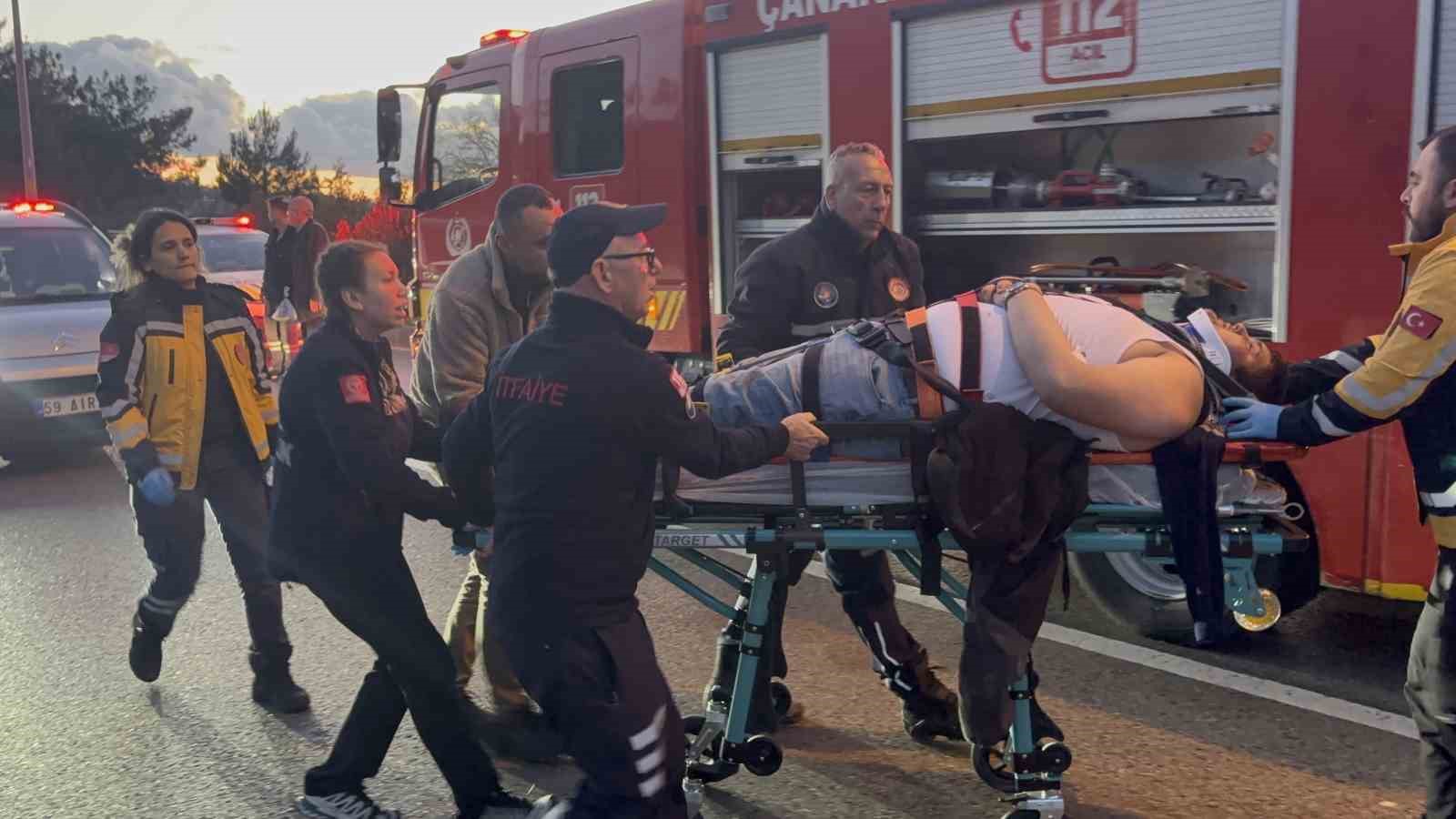 canakkalede iki otomobil carpisti 5 kisi yaralandi 10