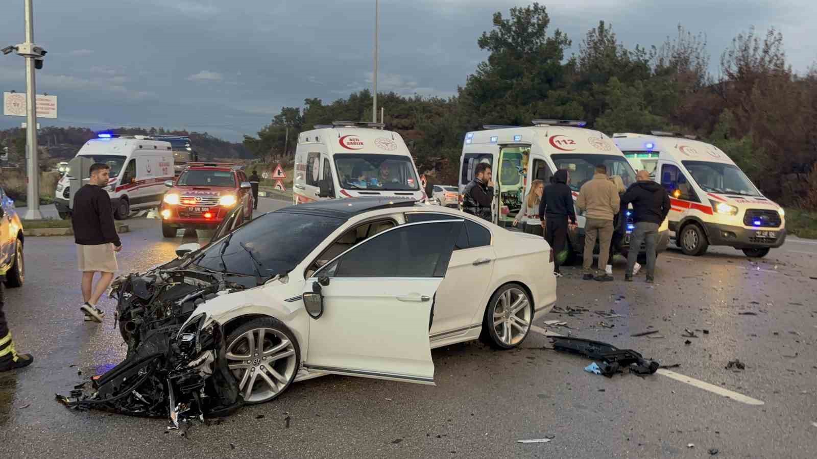 canakkalede iki otomobil carpisti 5 kisi yaralandi 13 P4FZYV3C