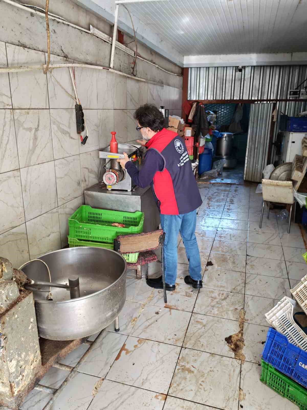 Çanakkale’de izinsiz ve uygunsuz şartlarda çalışan işletme mühürlendi 4 canakkalede izinsiz ve uygunsuz sartlarda calisan isletme muhurlendi 0 czCC1XfP