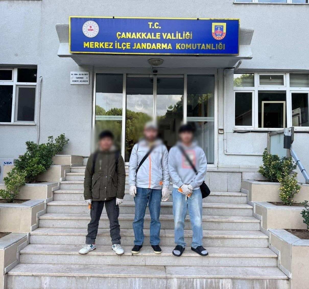 canakkalede jandarmadan gocmen kacakciligi operasyonu 3 organizator ile 27 kacak gocmen yakalandi 0 3dfPCaj6