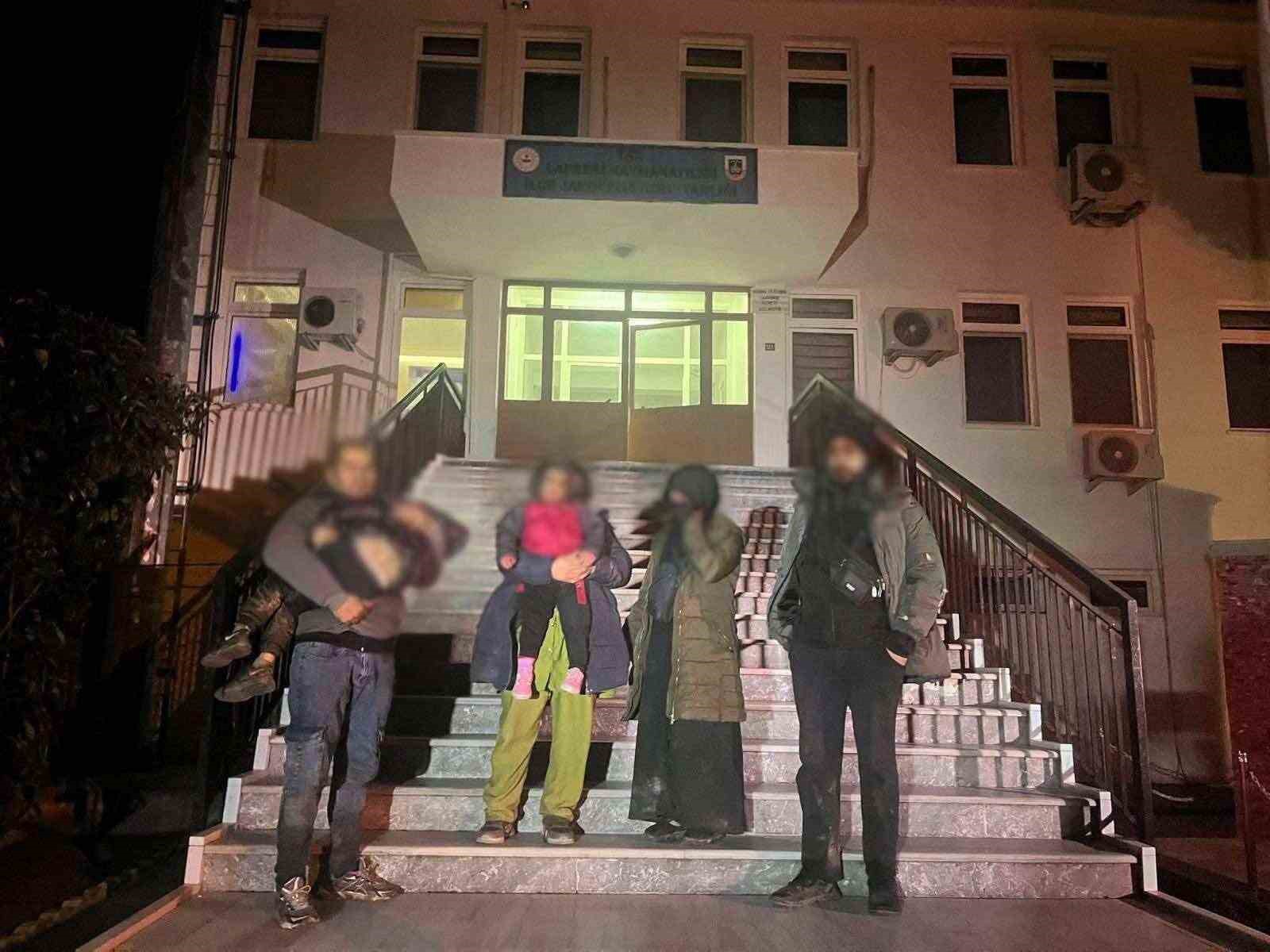 canakkalede jandarmadan gocmen kacakciligi operasyonu 3 organizator ile 27 kacak gocmen yakalandi 1 C7LB68Dd