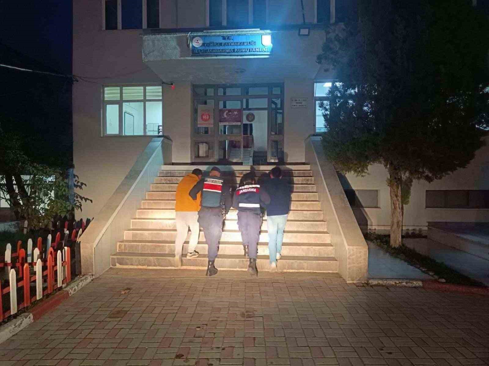 canakkalede jandarmadan gocmen kacakciligi operasyonu 3 organizator ile 27 kacak gocmen yakalandi 2 QkV9ICZv