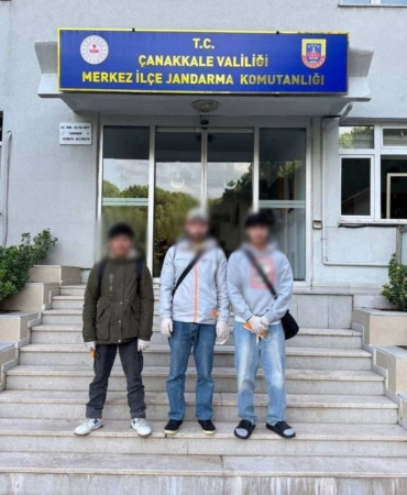 canakkalede-jandarmadan-gocmen-kacakciligi-operasyonu-3-organizator-ile-27-kacak-gocmen-yakalandi-skU51xXI.jpg