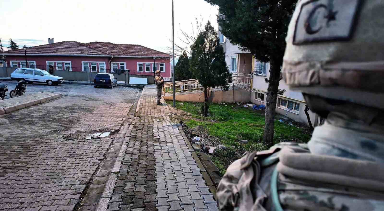 Çanakkale’de jandarmadan uyuşturucu operasyonuna 8 tutuklama 5 canakkalede jandarmadan uyusturucu operasyonuna 8 tutuklama 1