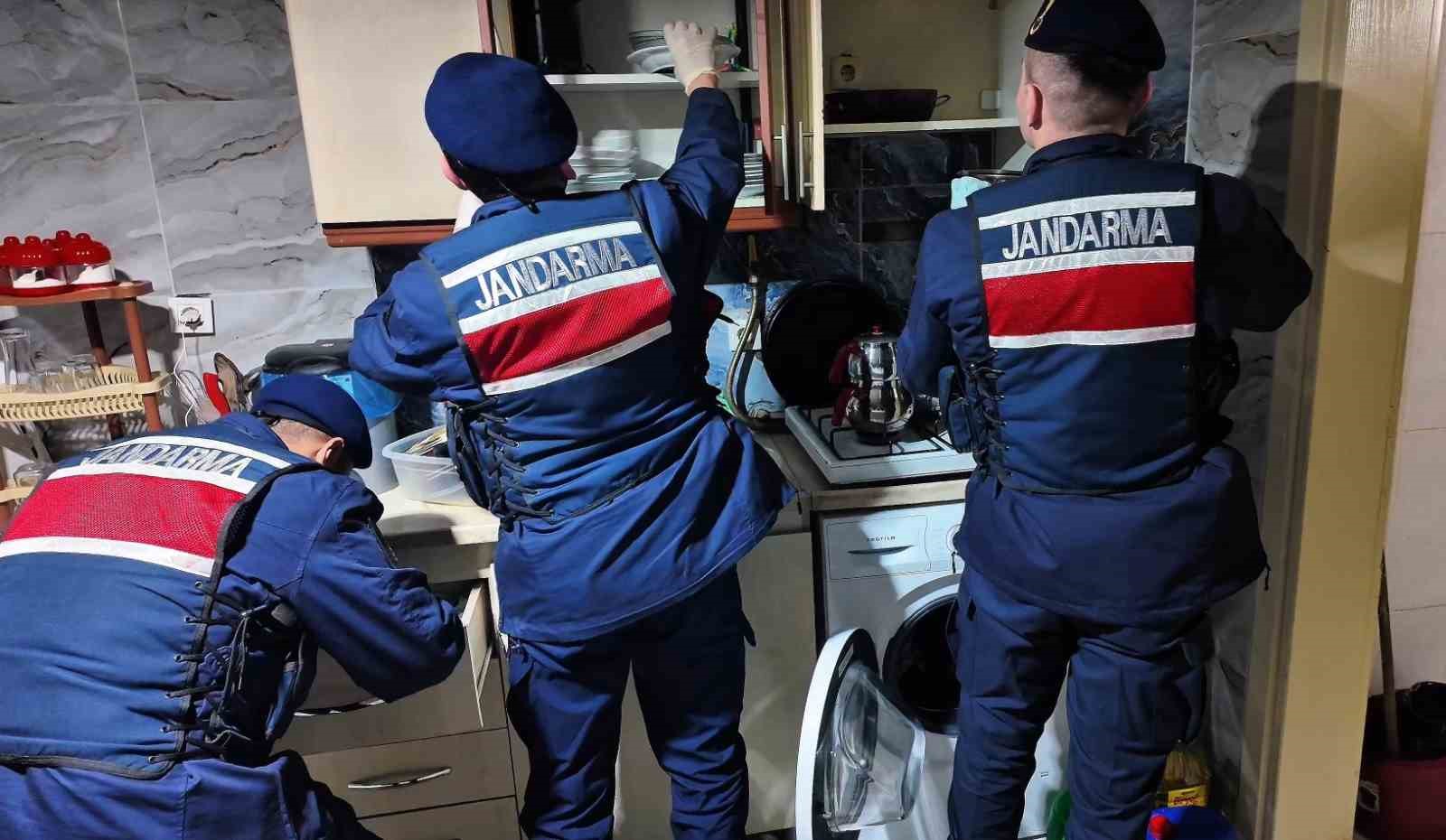 Çanakkale’de jandarmadan uyuşturucu operasyonuna 8 tutuklama 11 canakkalede jandarmadan uyusturucu operasyonuna 8 tutuklama 7 DshI6QeA