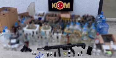 canakkalede-kacakcilikla-mucadele-operasyonu-cok-sayida-sahte-alkol-ve-kacak-silah-yakalandi-AhHmsT3m.jpg