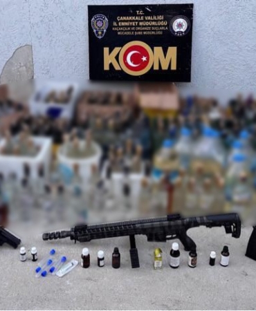 canakkalede-kacakcilikla-mucadele-operasyonu-cok-sayida-sahte-alkol-ve-kacak-silah-yakalandi-AhHmsT3m.jpg