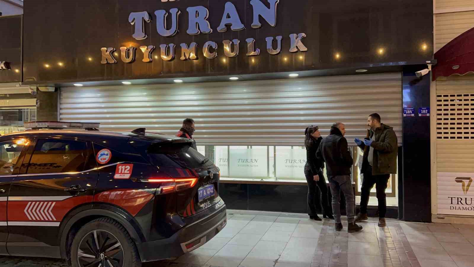 canakkalede kar vaadiyle vatandaslari dolandiran kuyumcunun isletmesinde yapilan incelemede sahte altinlar ortaya cikti 2 SafrTO3z