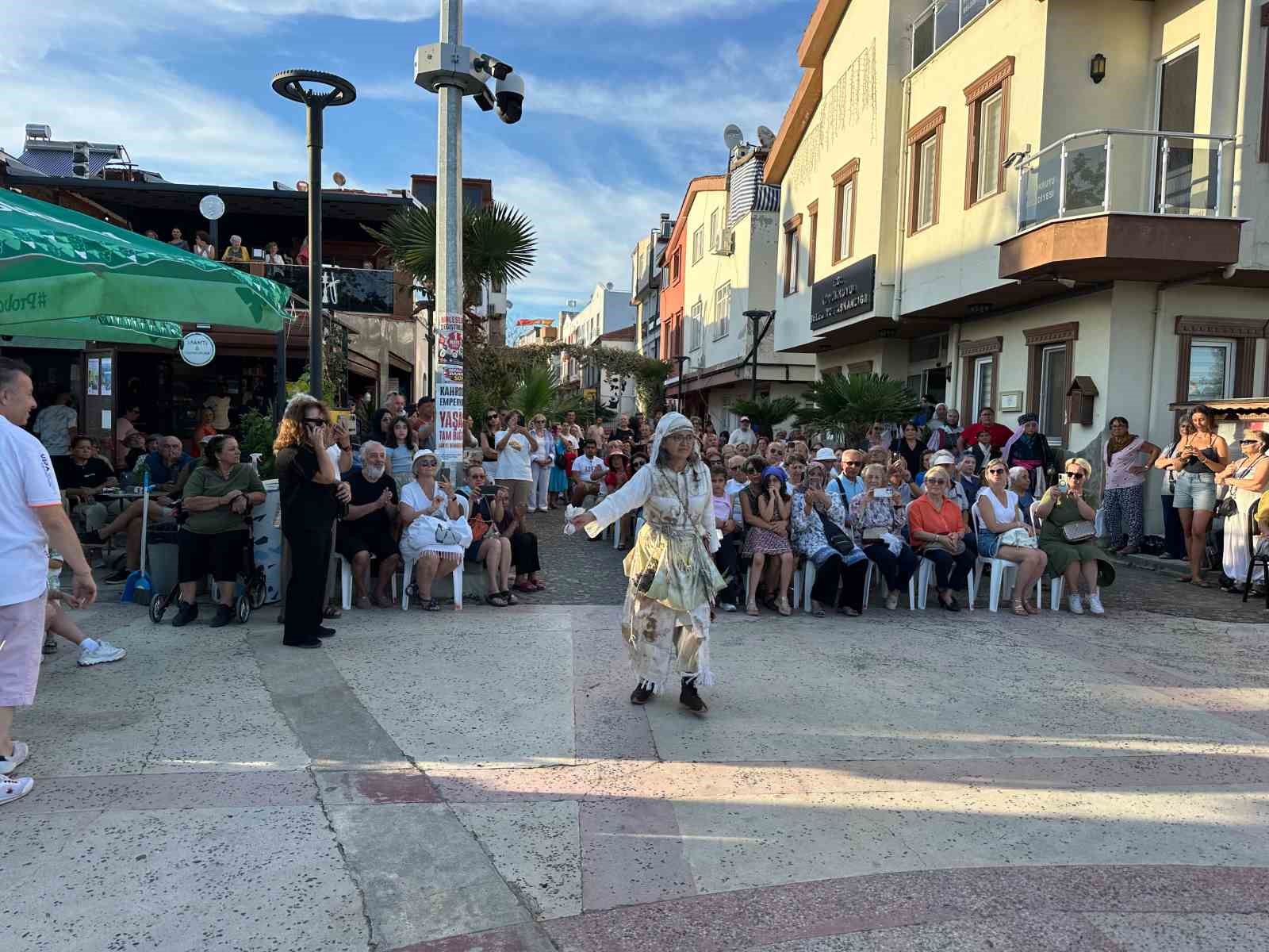 Çanakkale’de "Kaz Dağları’na taşınan hikayelerle göçün izindeki kadın" defilesi 5 canakkalede kaz daglarina tasinan hikayelerle gocun izindeki kadin defilesi 1 61O7fReD