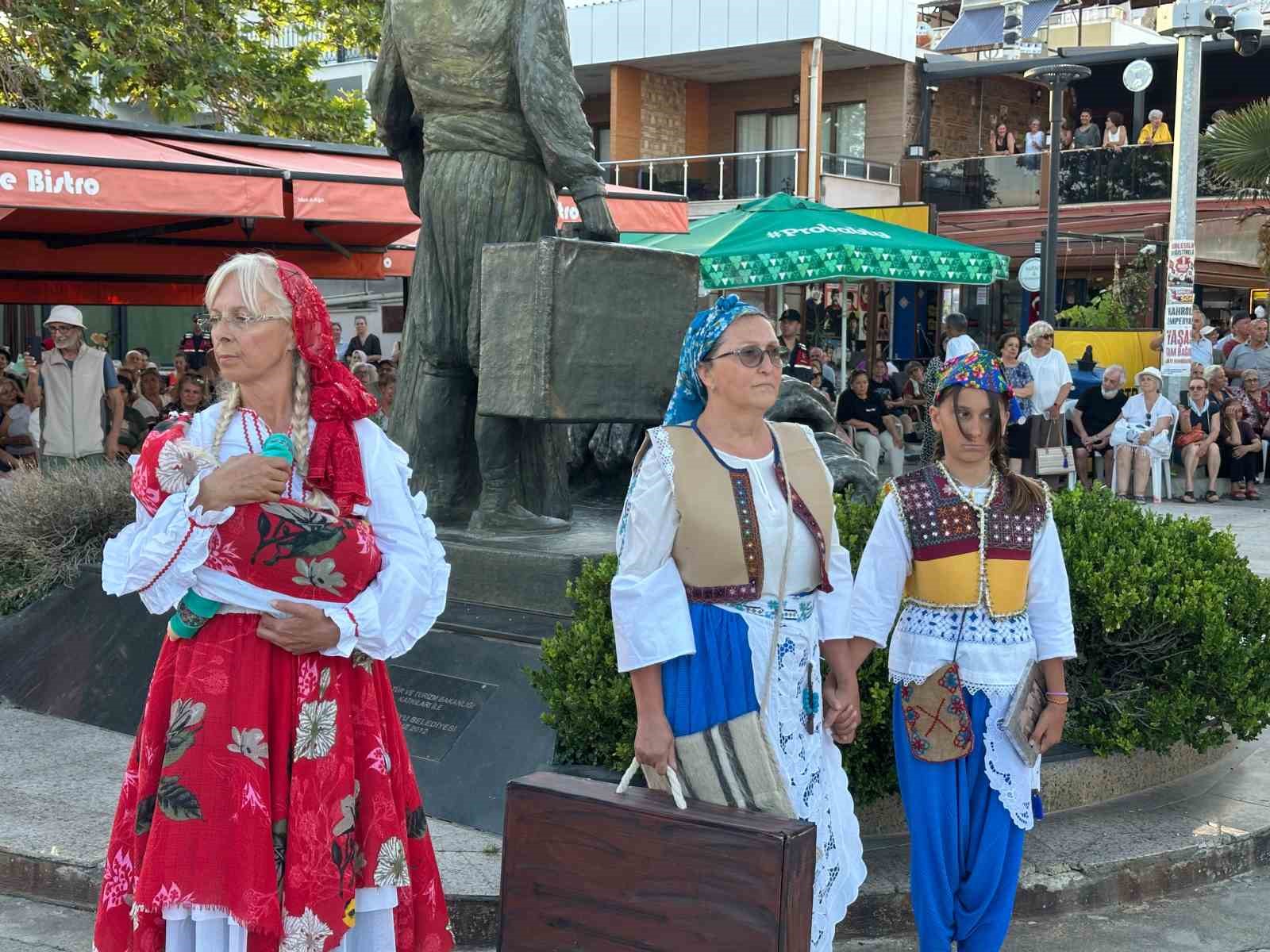 Çanakkale’de "Kaz Dağları’na taşınan hikayelerle göçün izindeki kadın" defilesi 7 canakkalede kaz daglarina tasinan hikayelerle gocun izindeki kadin defilesi 3 3jWsjvd6