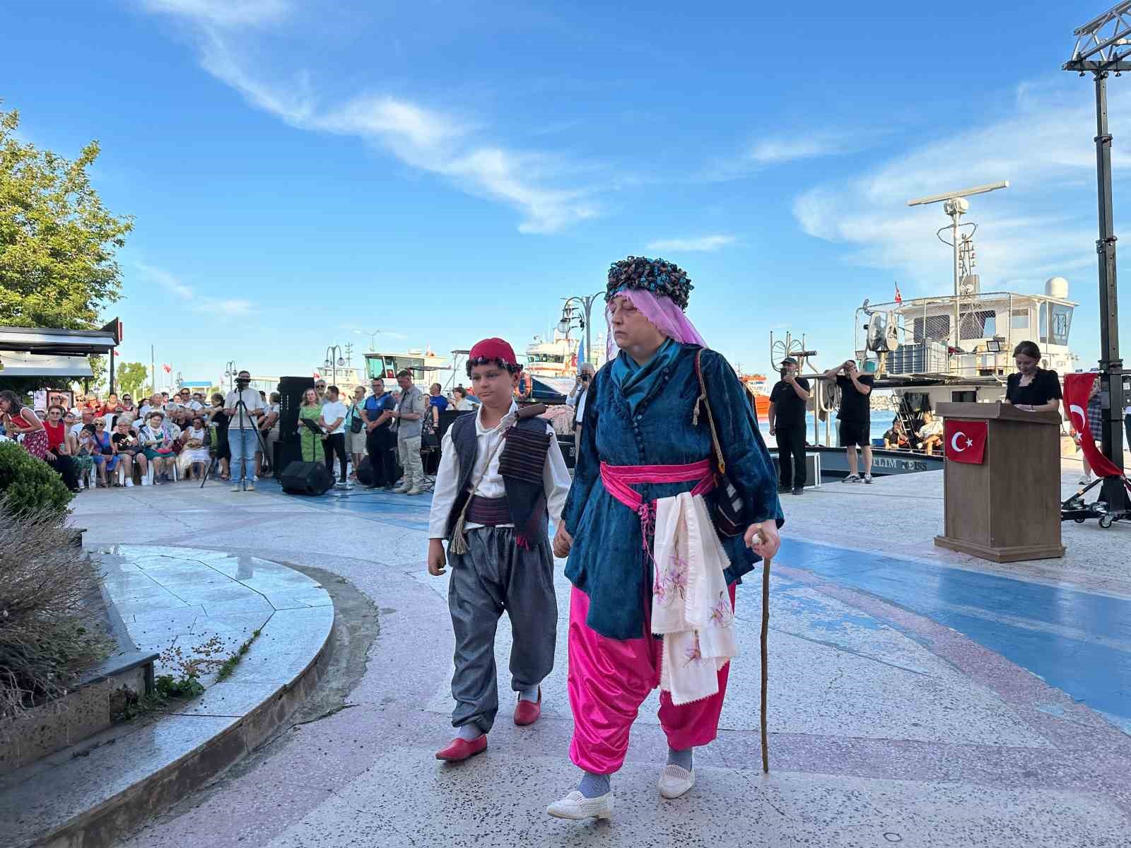 Çanakkale’de "Kaz Dağları’na taşınan hikayelerle göçün izindeki kadın" defilesi 8 canakkalede kaz daglarina tasinan hikayelerle gocun izindeki kadin defilesi 4 ALMvhUHU
