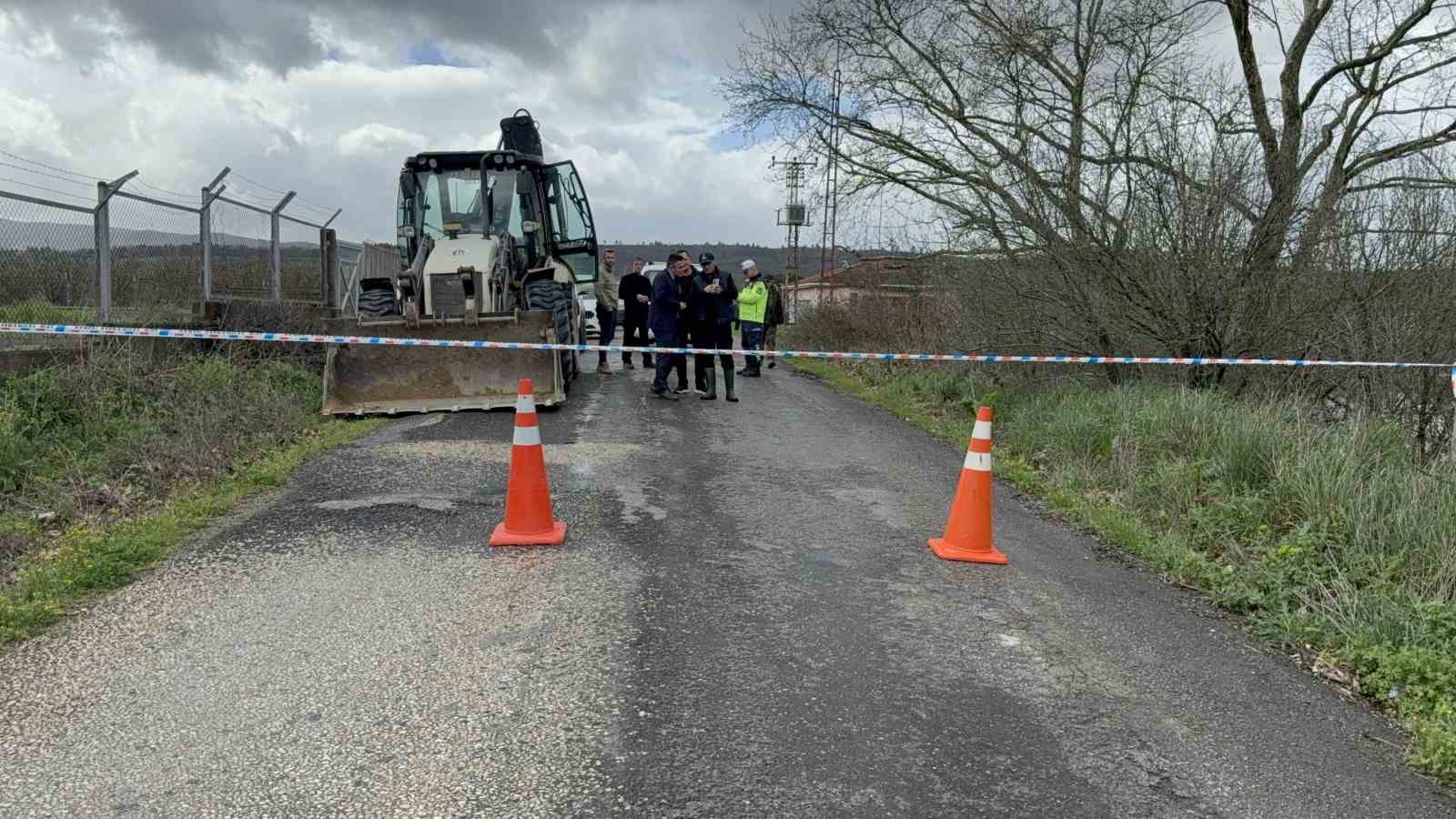 canakkalede kocabas cayi tasti koy yolu ulasima kapandi 3 kMPeqyzj