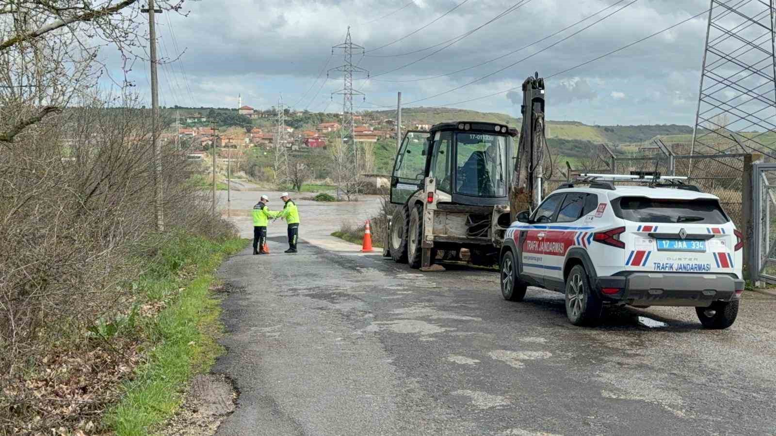 canakkalede kocabas cayi tasti koy yolu ulasima kapandi 5