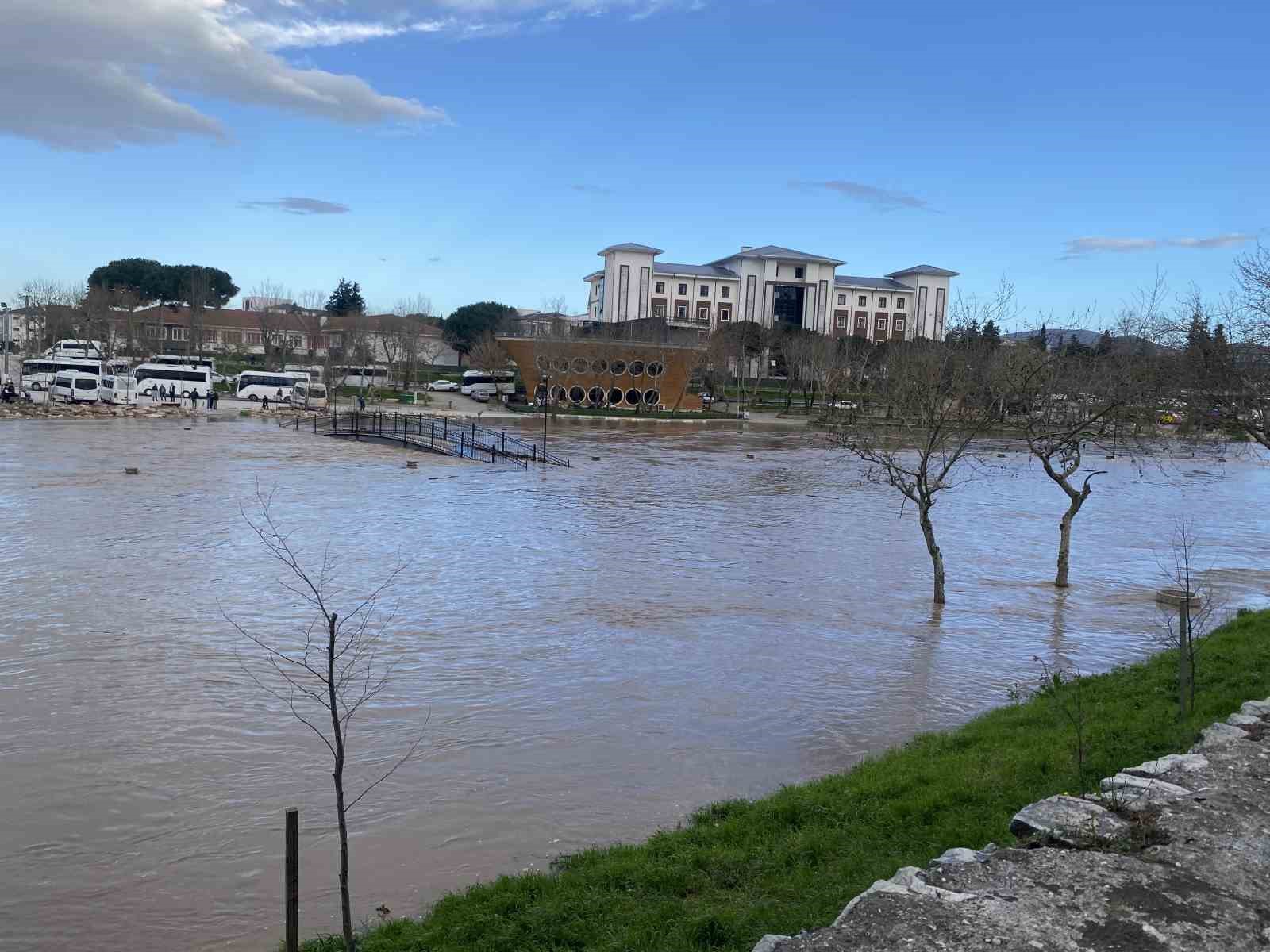 canakkalede kocabas cayi tasti otopark sular altinda kaldi 1 u7mcXt4r