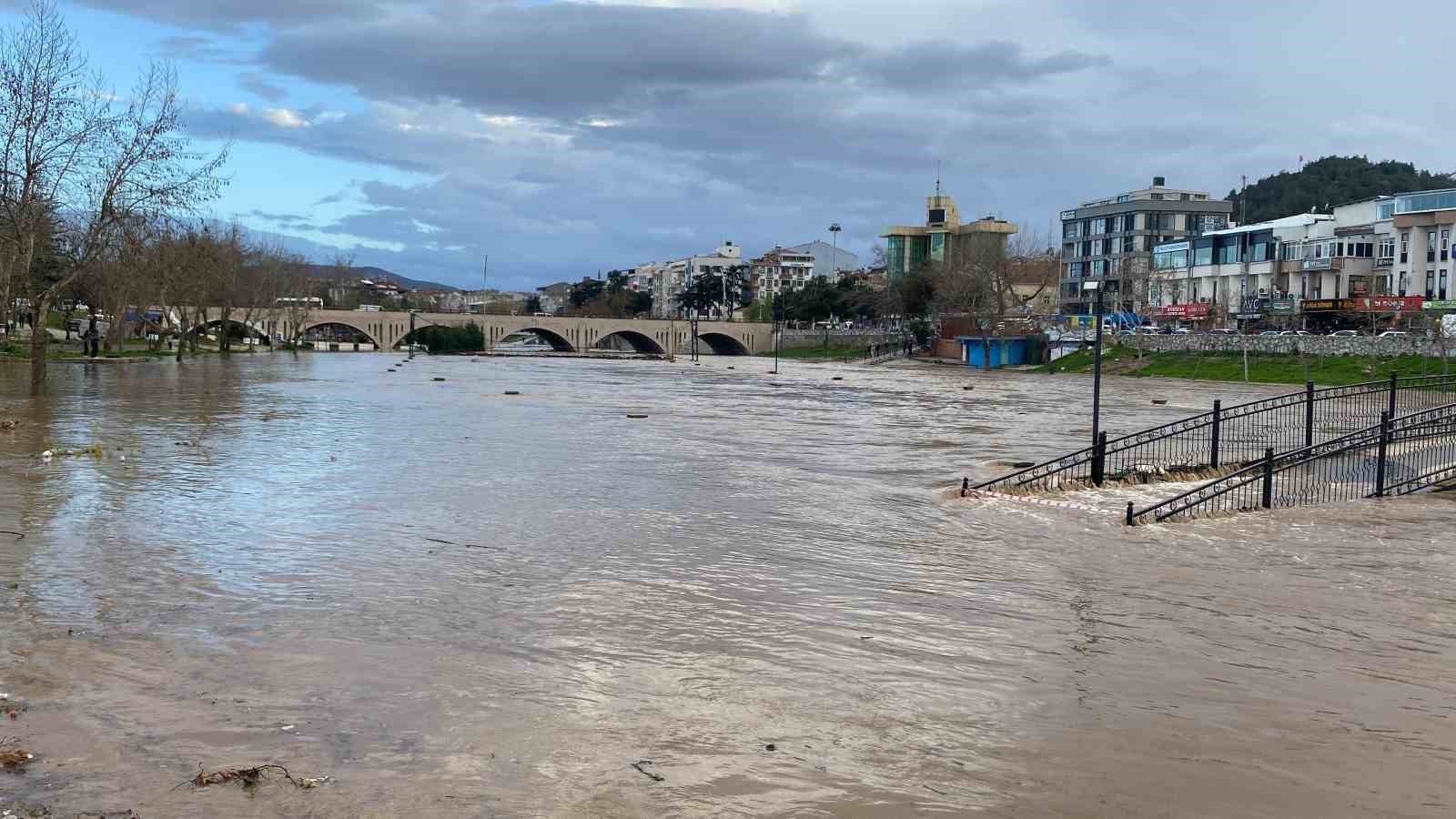 canakkalede kocabas cayi tasti otopark sular altinda kaldi 4 48yMZNeH