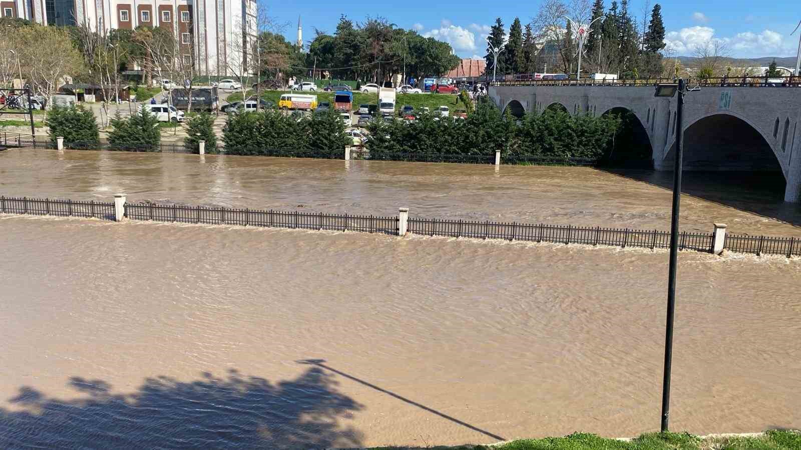 canakkalede kocabas cayi yogun yagis nedeniyle tasti 1 GZVEUlZc