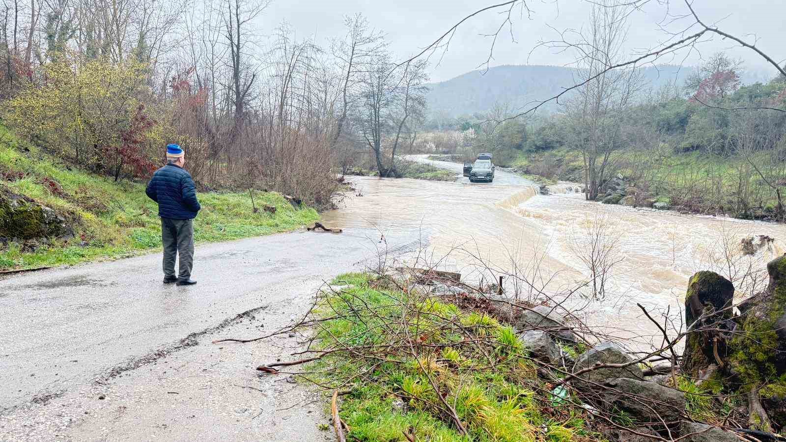 canakkalede koy yolu saganak yagis sonrasi kapandi bir arac suya kapildi 1 2lDIiOwN