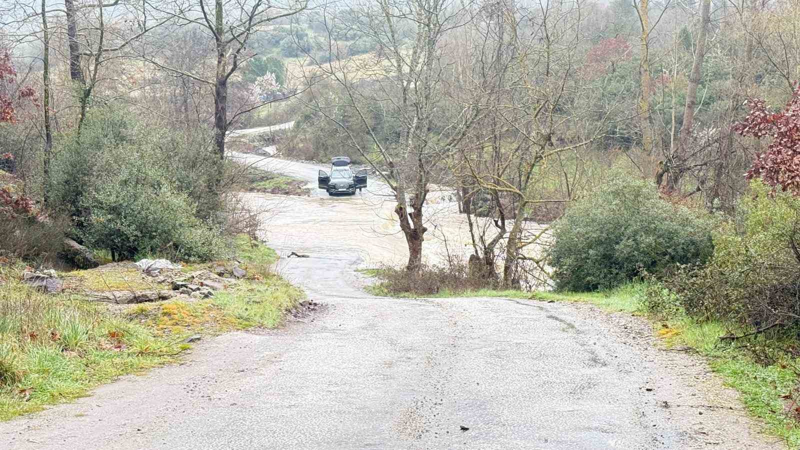 canakkalede koy yolu saganak yagis sonrasi kapandi bir arac suya kapildi 2 3y3MfKFK