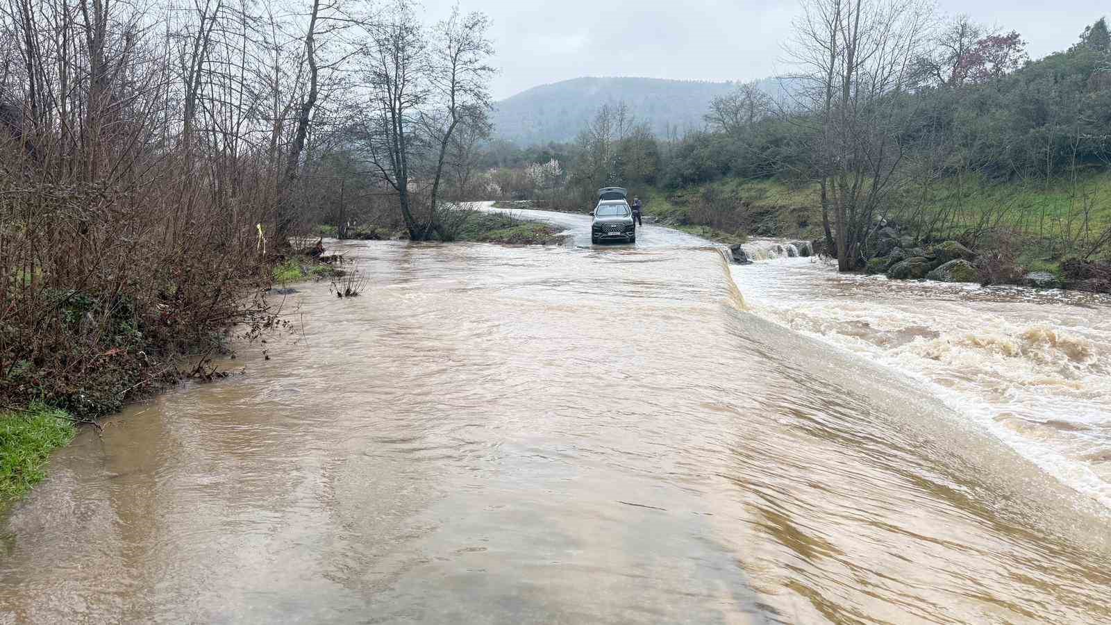 canakkalede koy yolu saganak yagis sonrasi kapandi bir arac suya kapildi 3 byUK21h2
