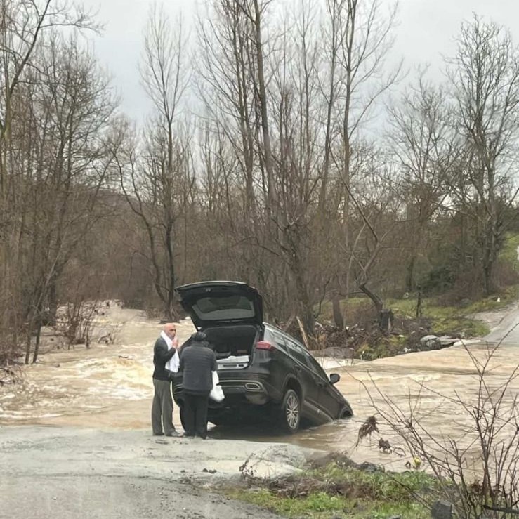 canakkalede koy yolu saganak yagis sonrasi kapandi bir arac suya kapildi 5 HK4zykfc
