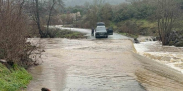 canakkalede-koy-yolu-saganak-yagis-sonrasi-kapandi-bir-arac-suya-kapildi-L7KPOpHA.jpg