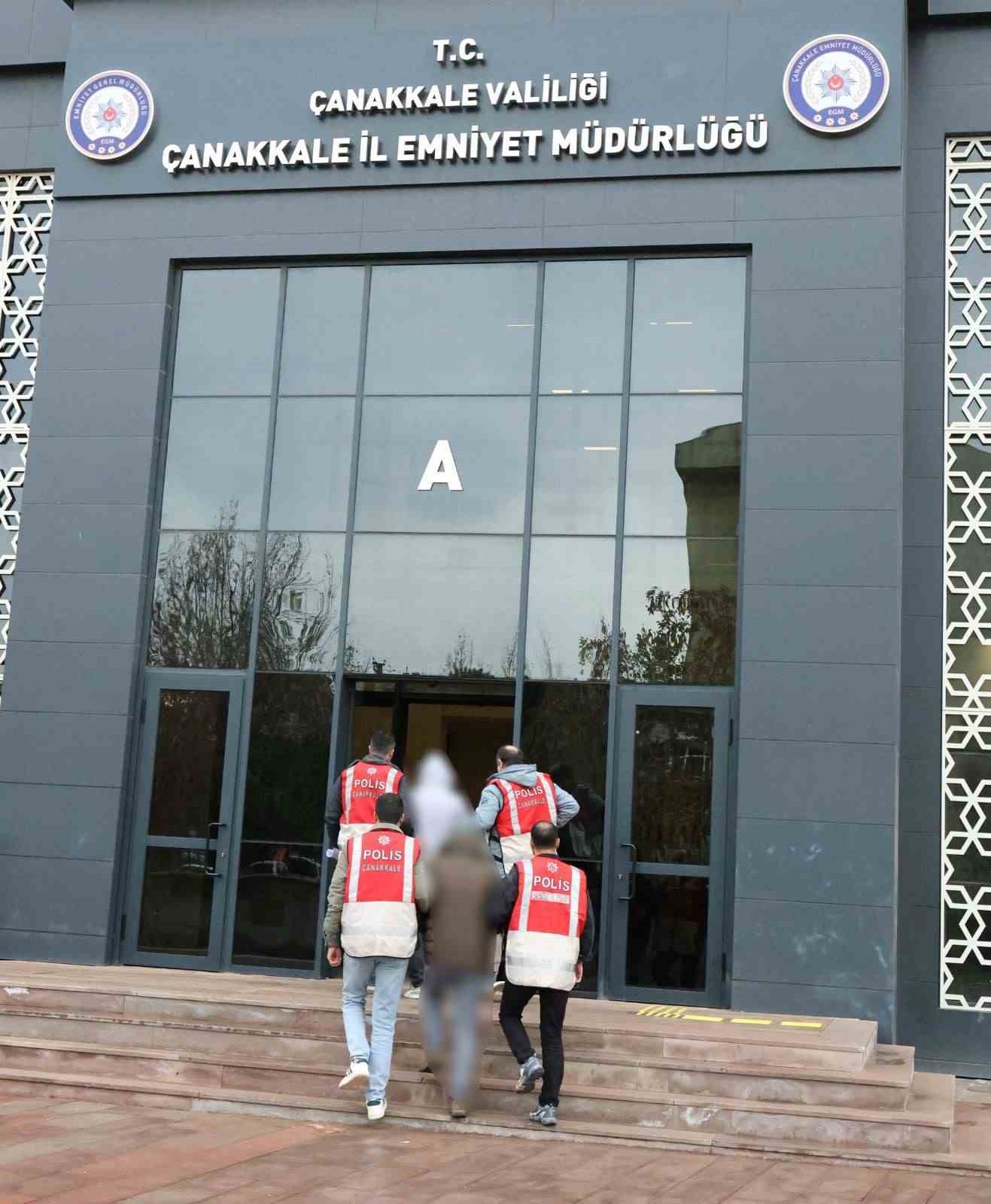 Çanakkale’de kuyumcuyu soymaya kalkışan 2 şüpheli tutuklandı 4 canakkalede kuyumcuyu soymaya kalkisan 2 supheli tutuklandi 0 nJyrnO6A