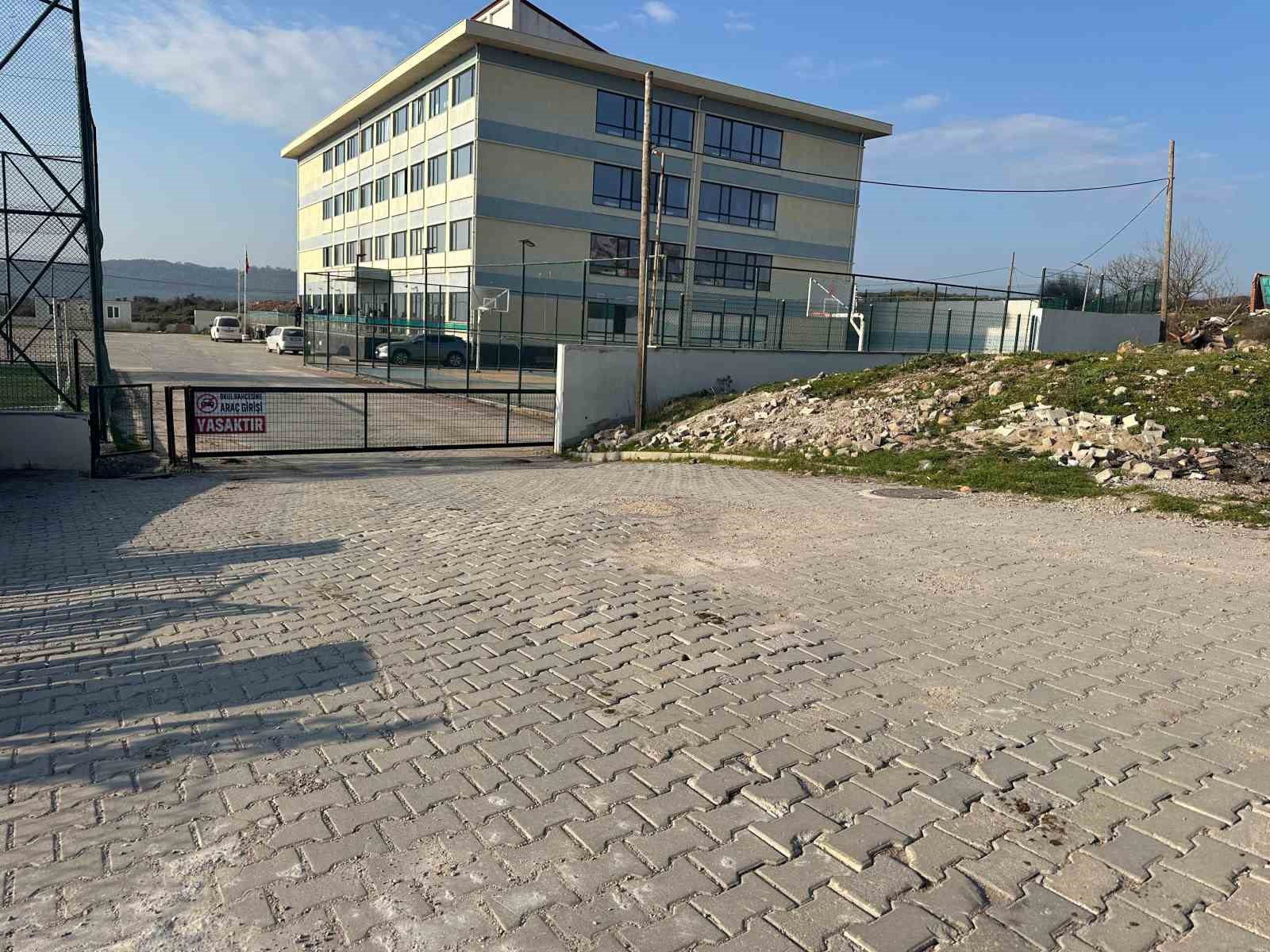 canakkalede lise ogrencisi okulun 3 katindan atlayarak hayatini kaybetti 3 bCZukBwM