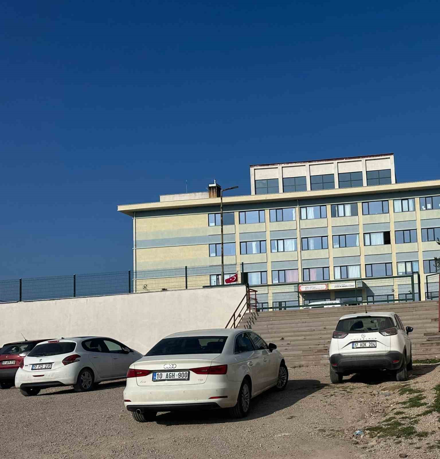 canakkalede lise ogrencisi okulun 3 katindan atlayarak hayatini kaybetti 4
