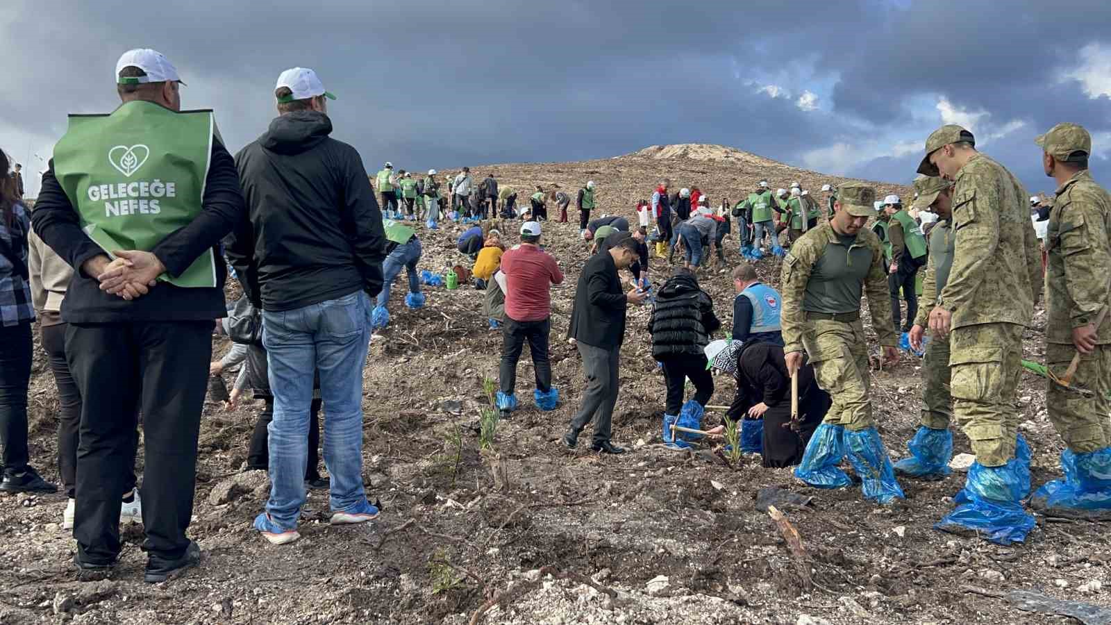 canakkalede milli agaclandirma gunu cercevesinde fidanlar toprakla bulustu 2 OltPw3Bv