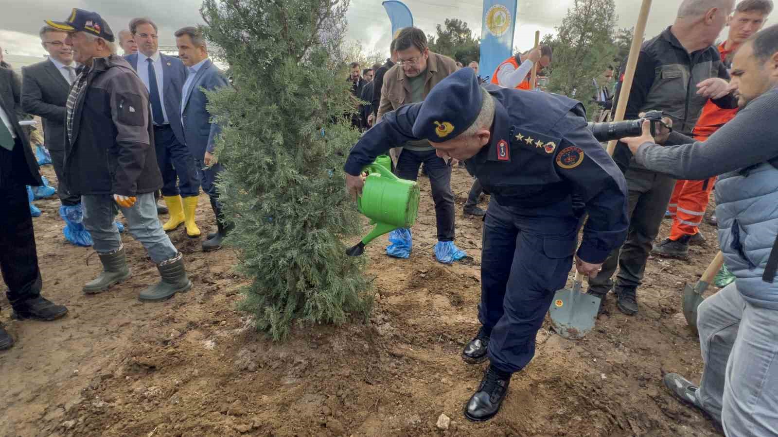 canakkalede milli agaclandirma gunu cercevesinde fidanlar toprakla bulustu 6