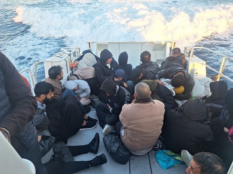 Çanakkale’de mobil radarın tespit ettiği 31 kaçak göçmen yakalandı 4 canakkalede mobil radarin tespit ettigi 31 kacak gocmen yakalandi 0 h1UVsY9d