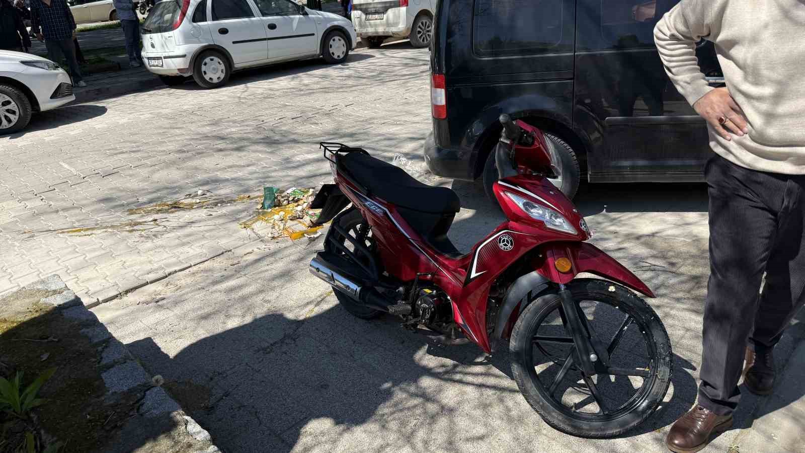canakkalede motosiklet yayaya carpti 2 kisi yarali 1 CDHzMC3y